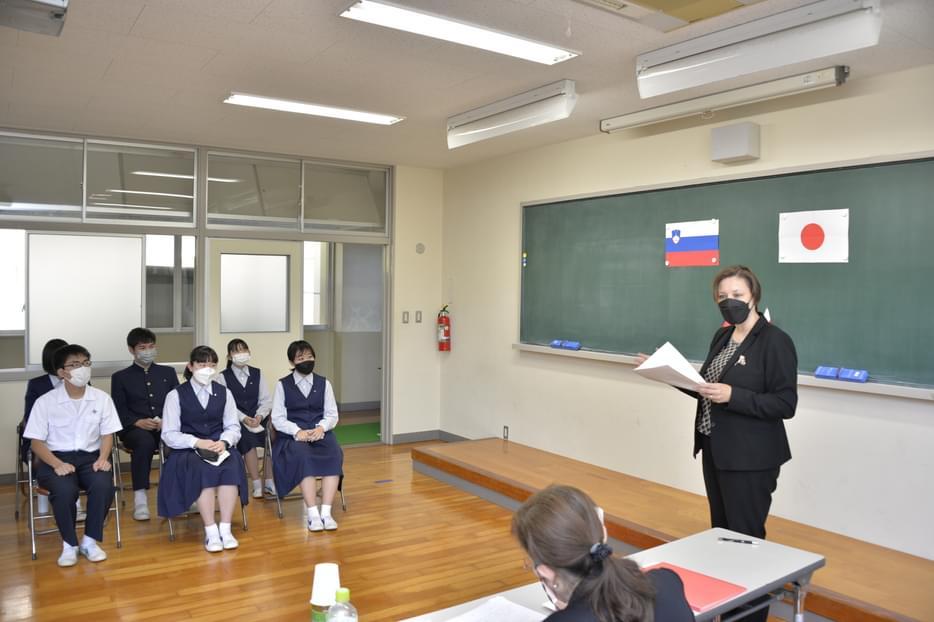 Ambassador Petrič talking with high school students in a classroom setting