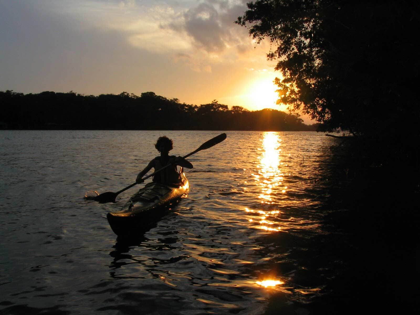 Kayaking rio dulce