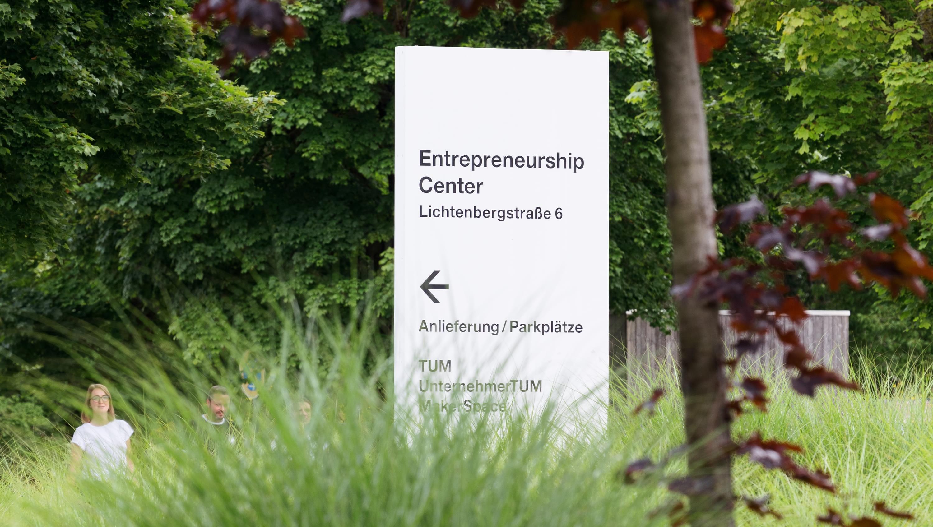 UnternehmerTUM Außenansicht Schild