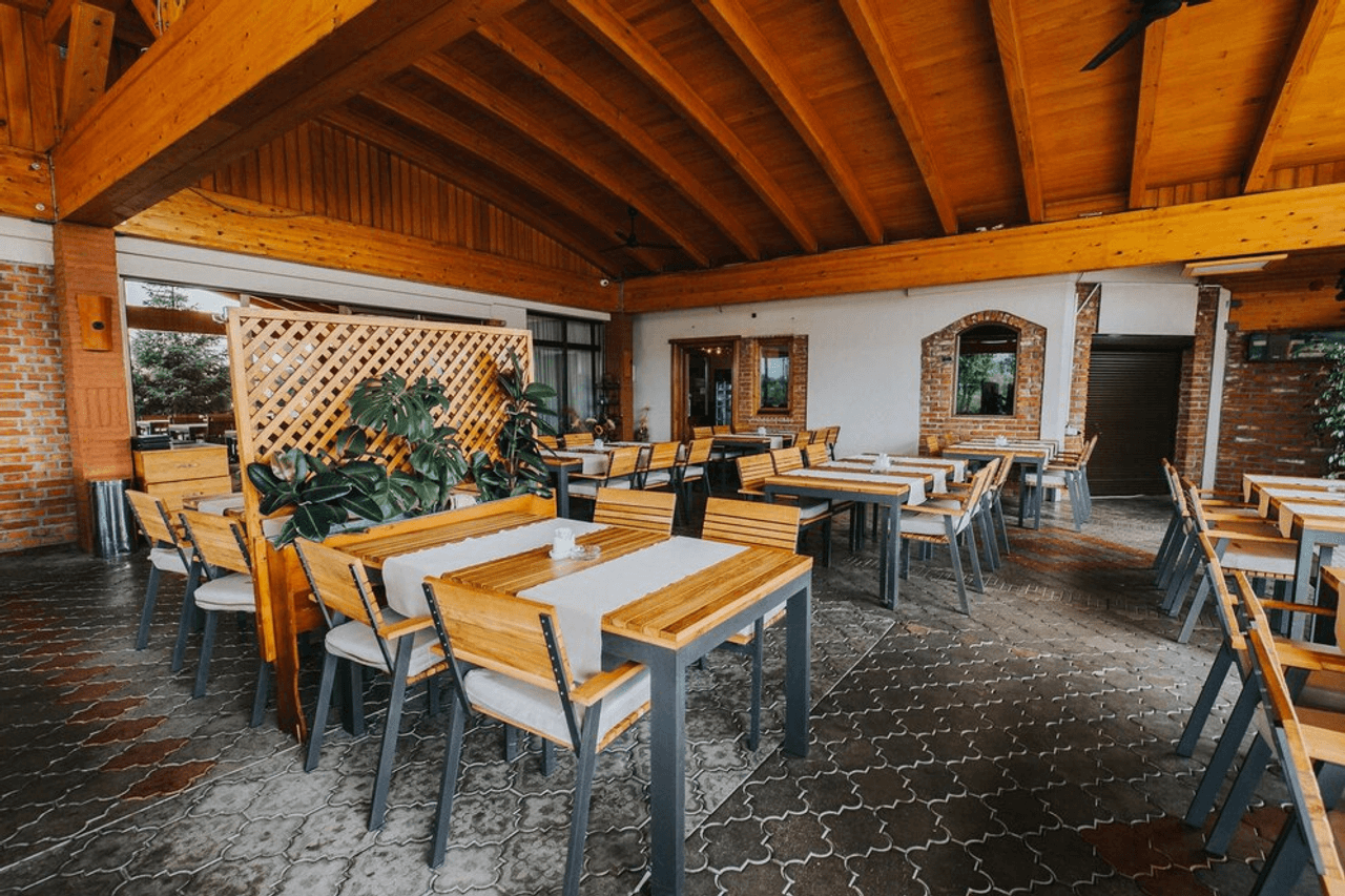 Modern Restaurant Ceiling Design: 12 Creative Options… | VIVA Railings