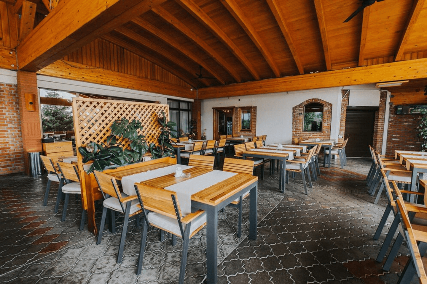 Modern Restaurant Ceiling Design: 12 Creative Options… | VIVA Railings