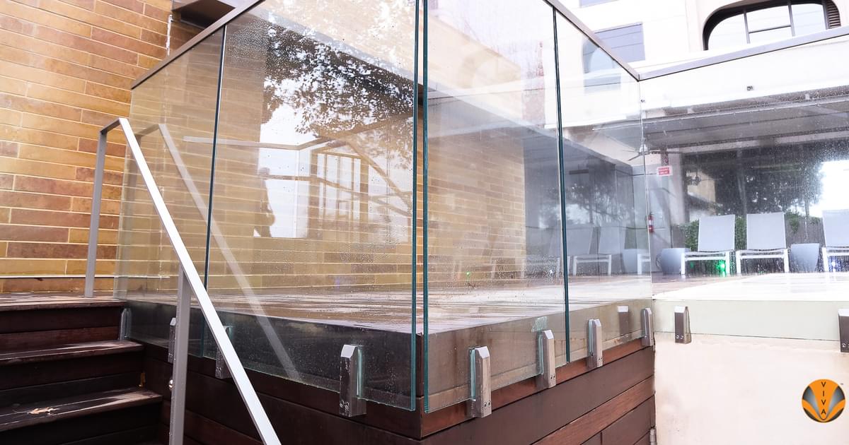 Point Supported Rails VISIO Point Supported Hardware | Hotel Radisson Dallas | VIVA Railings