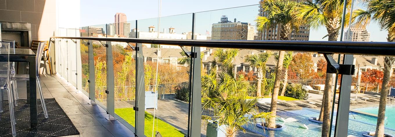 Balcony Glass Railing | Bleu Ciel - Harwood, Dallas | VIVA Railings
