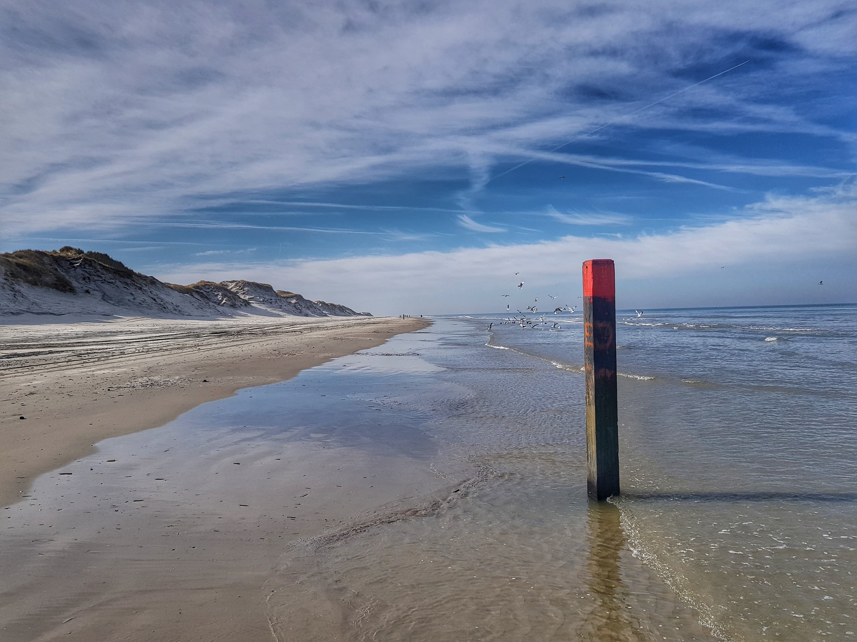 Strand met strandpaal