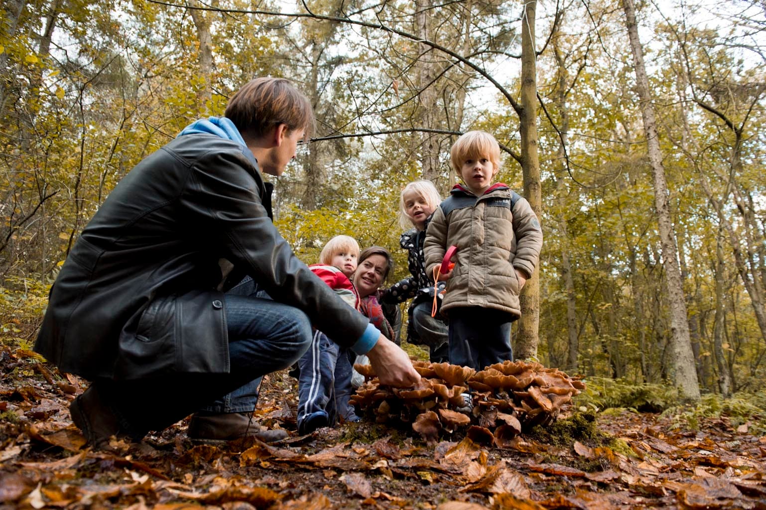 Terschelling herfst gezin in het bos paddestoelen zoeken 3 Jurjen Backer Dirks