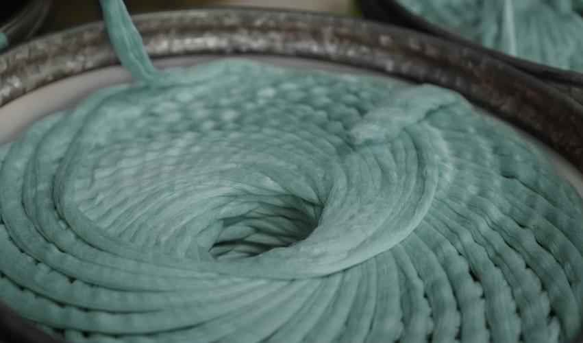 Recover™ recycled cotton blended slivers from a blend of recycled cotton and a carrier fiber. The color depends on the textile waste we recycled. Our blended fibers are delivered ready to be spun, no overdyeing required.