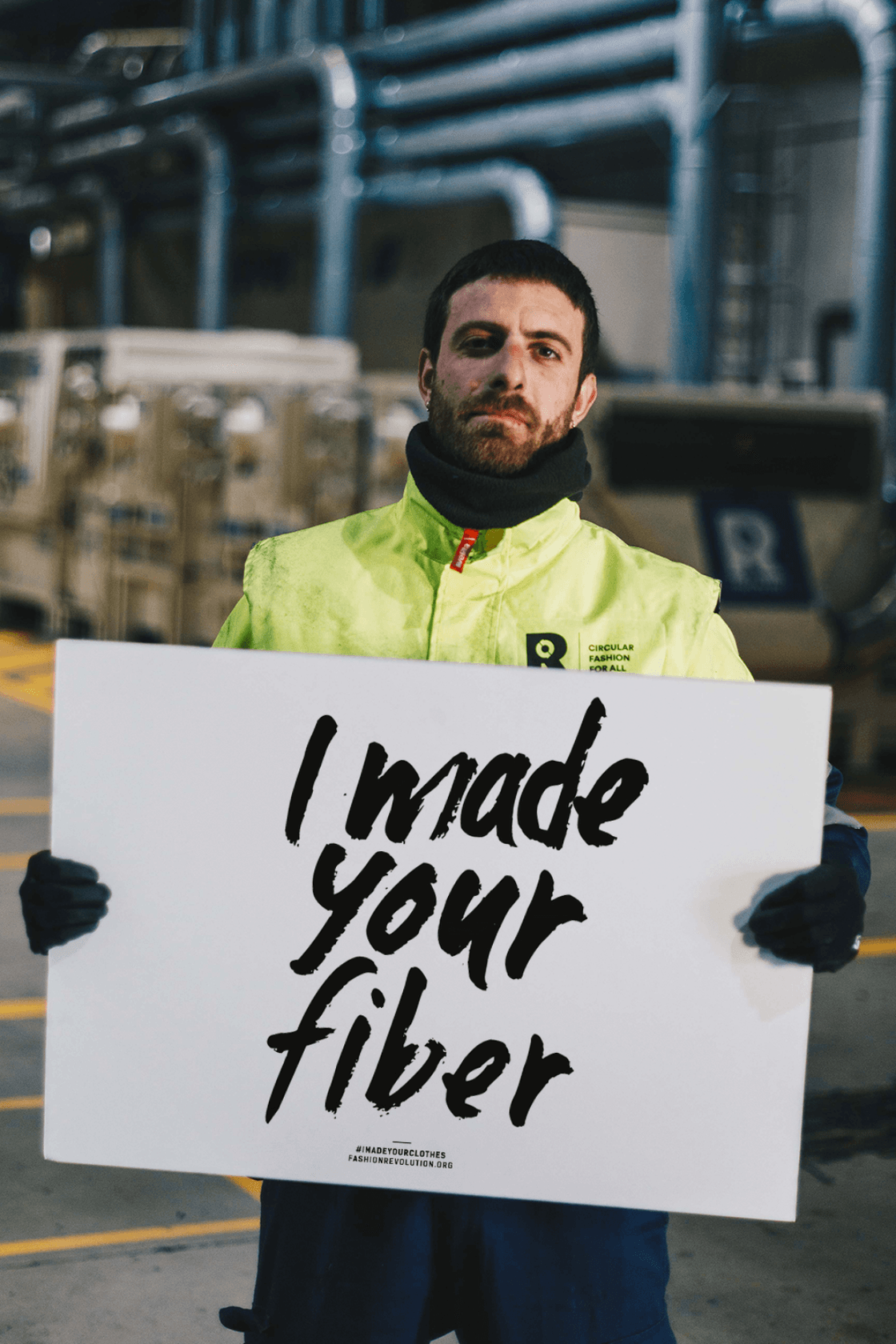 Recover employee in Spain with "I made your fiber" message for Fashion Revolution Week 2024